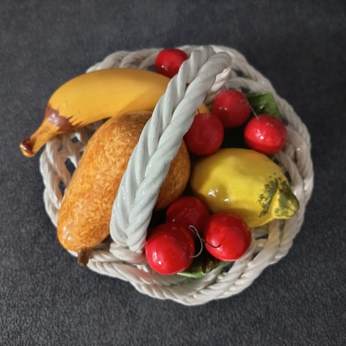 Obstkorb mit früchten italien - obstkorb,